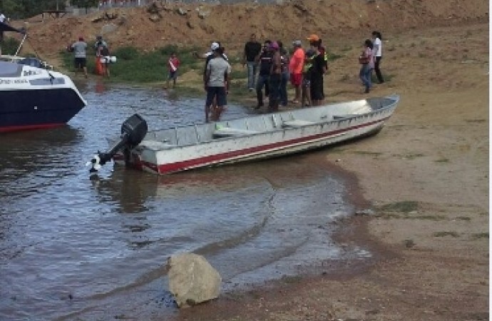 Moradores e pescadores da região também estão mobilizados nas buscas (Foto: Reprodução)
